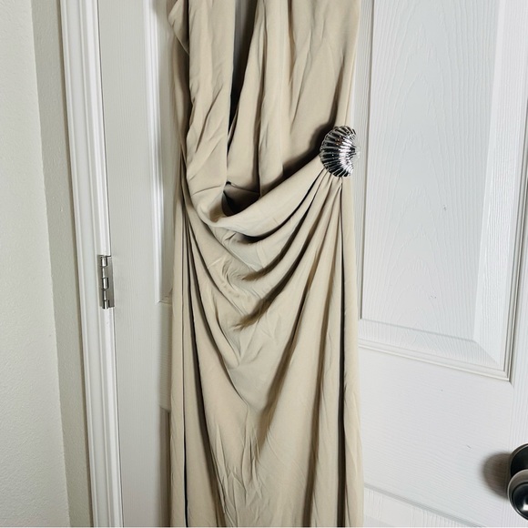 Zara beige Halter neck woman’s dress
Shell-shaped metal appliqué size medium - Picture 6 of 12